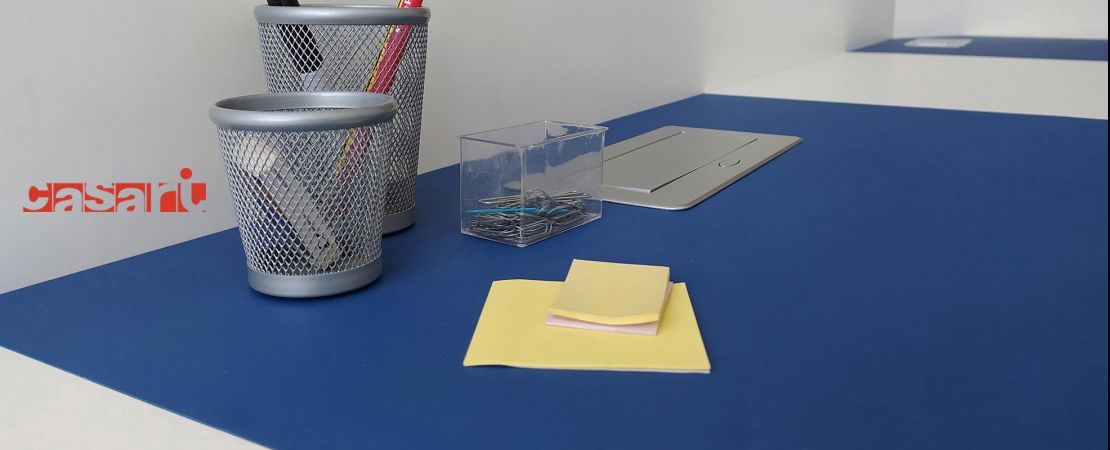 superficie scrivania blu in linoleum