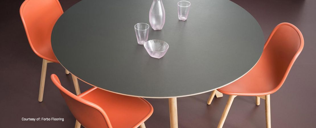 tavolo design e sedie rivestiti in linoleum Forbo